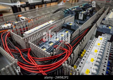 Gros plan d'une variété de câbles, cordons et fils électriques à l'intérieur d'une armoire électronique Banque D'Images