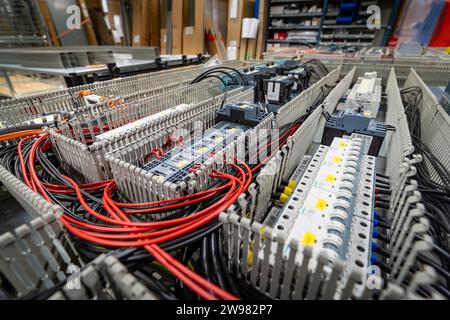 Gros plan d'une variété de câbles, cordons et fils électriques à l'intérieur d'une armoire électronique Banque D'Images