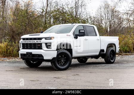 Une camionnette Chevrolet blanche dans un stationnement avec des arbres à l'arrière-plan Banque D'Images