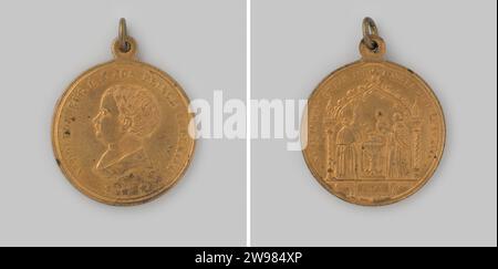 Baptême de Napoléon Eugène Lodewijk Jan Jozef Bonaparte 1856 ,, 1856 Médaille d'histoire Médaille dorée avec un œil et un anneau de portage, sur le devant le portrait de Napoléon Eugène à gauche avec un changement, une scène baptismale sous une verrière gothique avec un changement et un texte découpé. gâche (métal) en étain (travail des métaux) Banque D'Images