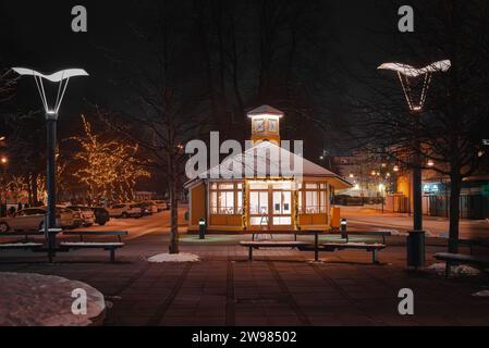 Belle vue de nuit sur le gazebo dans le parc à Rauma, Finlande Banque D'Images