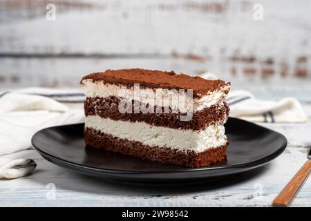 Gâteau tiramisu. Parfait gâteau tiramisu maison sur fond en bois Banque D'Images