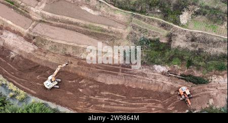 CHONGQING, CHINE - le 25 DÉCEMBRE 2023 - une excavatrice aplatit le terrain sur le site de construction de terres agricoles de haute qualité dans le village de Tianxingqiao, à Chongqi Banque D'Images