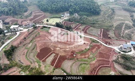 CHONGQING, CHINE - le 25 DÉCEMBRE 2023 - une excavatrice aplatit le terrain sur le site de construction de terres agricoles de haute qualité dans le village de Tianxingqiao, à Chongqi Banque D'Images