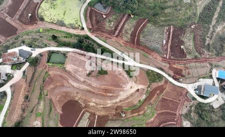 CHONGQING, CHINE - le 25 DÉCEMBRE 2023 - une excavatrice aplatit le terrain sur le site de construction de terres agricoles de haute qualité dans le village de Tianxingqiao, à Chongqi Banque D'Images