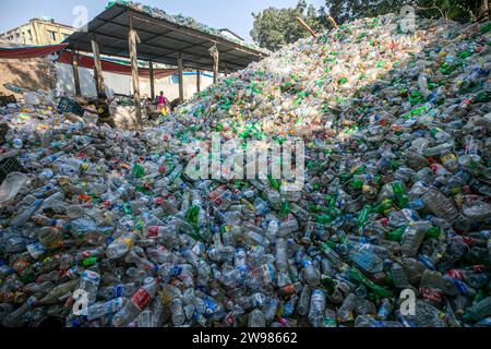 Les travailleurs trient les bouteilles en plastique usagées dans une usine de recyclage. Le recyclage des plastiques est le meilleur moyen de rendre notre environnement propre et sûr. Banque D'Images