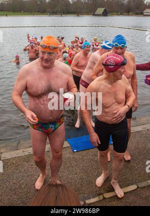 Londres, Angleterre, Royaume-Uni. 25 décembre 2023. Les membres du Serpentine Swimming Club prennent part à la course annuelle traditionnelle Peter Pan Cup le jour de Noël à Hyde Park, à Londres. (Image de crédit : © Tayfun Salci/ZUMA Press Wire) USAGE ÉDITORIAL SEULEMENT! Non destiné à UN USAGE commercial ! Banque D'Images