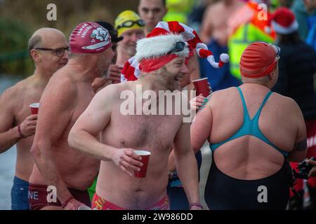 Londres, Angleterre, Royaume-Uni. 25 décembre 2023. Les membres du Serpentine Swimming Club prennent part à la course annuelle traditionnelle Peter Pan Cup le jour de Noël à Hyde Park, à Londres. (Image de crédit : © Tayfun Salci/ZUMA Press Wire) USAGE ÉDITORIAL SEULEMENT! Non destiné à UN USAGE commercial ! Banque D'Images