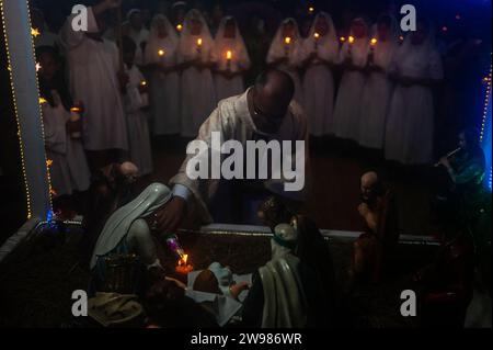 Medan, Indonésie. 24 décembre 2023. Les chrétiens organisent une cérémonie de Noël à l'église Graha Maria Annai Velangkanni, une église catholique de style indien-moghol à Medan, province de Sumatra Nord, Indonésie, le 24 décembre 2023. Photo Aditya Sutanta/ABACAPRESS.COM crédit : Abaca Press/Alamy Live News Banque D'Images