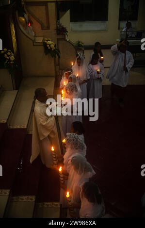 Medan, Indonésie. 24 décembre 2023. Les chrétiens organisent une cérémonie de Noël à l'église Graha Maria Annai Velangkanni, une église catholique de style indien-moghol à Medan, province de Sumatra Nord, Indonésie, le 24 décembre 2023. Noël est célébré pour se souvenir de la naissance de Jésus-Christ. En tant qu’archidiocèse de Medan, le pasteur Gundo Franci Saragih a porté le thème de la paix à la cérémonie de Noël. Photo Aditya Sutanta/ABACAPRESS.COM crédit : Abaca Press/Alamy Live News Banque D'Images