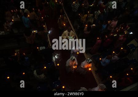 Medan, Indonésie. 24 décembre 2023. Les chrétiens organisent une cérémonie de Noël à l'église Graha Maria Annai Velangkanni, une église catholique de style indien-moghol à Medan, province de Sumatra Nord, Indonésie, le 24 décembre 2023. Noël est célébré pour se souvenir de la naissance de Jésus-Christ. En tant qu’archidiocèse de Medan, le pasteur Gundo Franci Saragih a porté le thème de la paix à la cérémonie de Noël. Photo Aditya Sutanta/ABACAPRESS.COM crédit : Abaca Press/Alamy Live News Banque D'Images