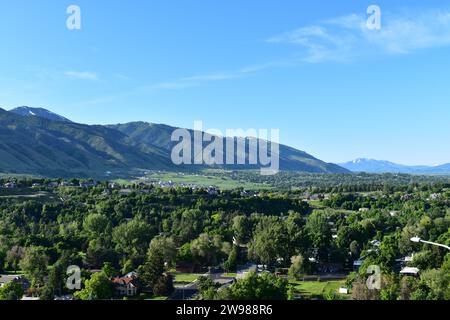 Vue d'un beau quartier de banlieue à Logan, Utah avec des montagnes en arrière-plan Banque D'Images