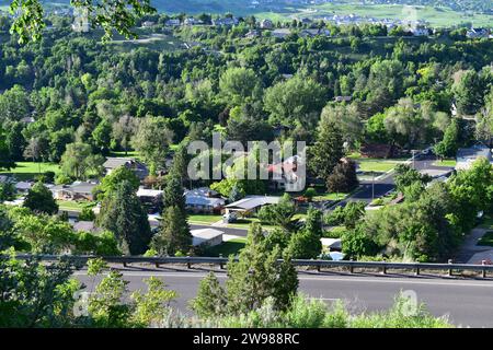 Vue d'un beau quartier de banlieue à Logan, Utah avec des montagnes en arrière-plan Banque D'Images