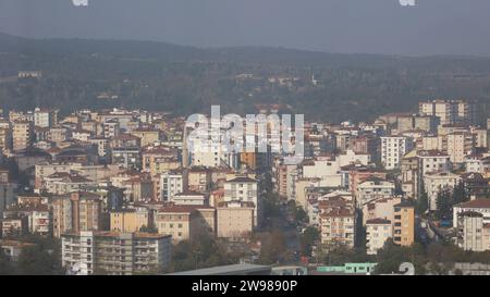 La vue de la fenêtre du gratte-ciel à la partie asiatique d'Istanbul. Développement urbain. À l'horizon des montagnes et des collines. Banque D'Images