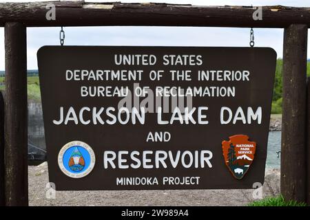 Barrage de Jackson Lake et panneau de métal de réservoir accroché dans un cadre en bois Banque D'Images