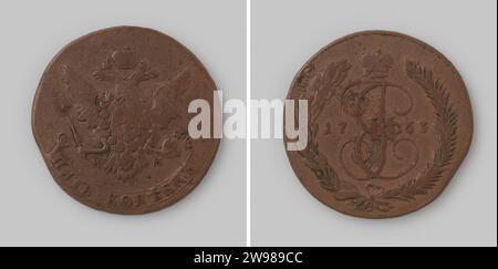 5 exemplaires de Russie par Tsarina Catherina II, 1763 , 1763 pièces de monnaie cuivre. Devant : aigle couronné à double tête avec ailes écartées, avec l'ordre du chevalier accroché à sa poitrine et avec dans ses jambes sceptre et bulbe avec croix sur elle. Une couronne au-dessus de l'aigle. A gauche et à droite sous la queue les lettres M [= Moscou]. Au bas d'une indication de valeur de banderole. Revers : dans deux branches liées entre l'année couronnée monogramme de la tsarine. Bord de câble. Moscou cuivre (métal) frappe (travail des métaux) Banque D'Images