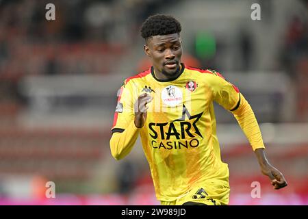 Waregem, Belgique. 15 décembre 2023. Steve Mvoue (5 ans) du FC Seraing photographié lors d'un match de football entre SV Zulte Waregem et Seraing lors de la 16 ème journée de la saison Challenger Pro League 2023-2024, le lundi 15 décembre 2023 à Waregem, Belgique . Crédit : Sportpix/Alamy Live News Banque D'Images