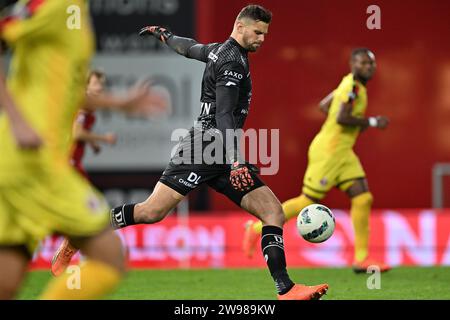 Waregem, Belgique. 15 décembre 2023. Le gardien Louis Bostyn (1 ans) de Zulte-Waregem photographié lors d'un match de football entre SV Zulte Waregem et Seraing lors de la 16 e journée de la saison Challenger Pro League 2023-2024, le lundi 15 décembre 2023 à Waregem, Belgique . Crédit : Sportpix/Alamy Live News Banque D'Images