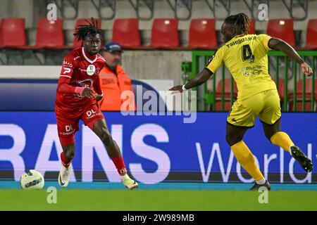 Waregem, Belgique. 15 décembre 2023. Abdoulaye Traore (10 ans) de Zulte-Waregem photographié lors d'un match de football entre SV Zulte Waregem et Seraing lors de la 16 ème journée de la saison Challenger Pro League 2023-2024, le lundi 15 décembre 2023 à Waregem, Belgique . Crédit : Sportpix/Alamy Live News Banque D'Images