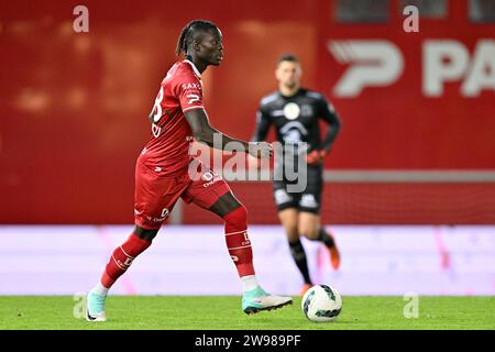 Waregem, Belgique. 15 décembre 2023. Modou Tambedou (18 ans) de Zulte-Waregem photographié lors d'un match de soccer entre SV Zulte Waregem et Seraing lors de la 16 e journée de la saison Challenger Pro League 2023-2024, le lundi 15 décembre 2023 à Waregem, Belgique . Crédit : Sportpix/Alamy Live News Banque D'Images