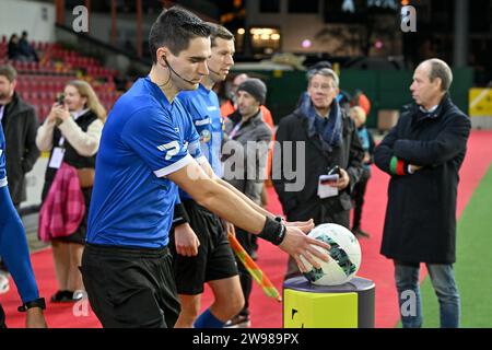 Waregem, Belgique. 15 décembre 2023. Arbitre Brent Staessens photographié lors d'un match de football entre SV Zulte Waregem et Seraing lors de la 16 ème journée de la saison Challenger Pro League 2023-2024, le lundi 15 décembre 2023 à Waregem, Belgique . Crédit : Sportpix/Alamy Live News Banque D'Images