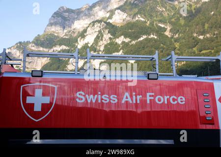 Aufschrift Swiss Air Force auf einem Fahrzeug der Flughafenfeuerwehr. Die Flugshow ZigAirMeet mit internationaler Beteiligung aus dem militärischen und zivilen Luftfahrtbereich fand am 18. und 19. Août 2023 à Mollis, Kanton Glarus, Schweiz, statt. Mollis Glarus Schweiz *** Inscription Force aérienne suisse à bord d'un véhicule de pompiers d'aéroport le salon aérien ZigAirMeet avec la participation internationale du secteur militaire et de l'aviation civile a eu lieu les 18 et 19 août 2023 à Mollis, Canton de Glarus, Suisse Mollis Glarus Suisse Banque D'Images