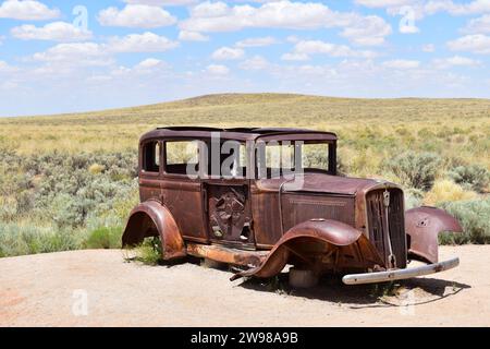 La carrosserie en métal rouillé d'une automobile Studebaker de 1932 reposant près de l'ancienne route 66 Banque D'Images