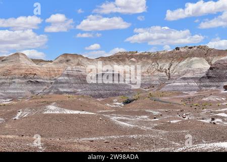 Les gens marchent sur le sentier Blue Mesa dans le paysage coloré des collines bleues et violettes Banque D'Images