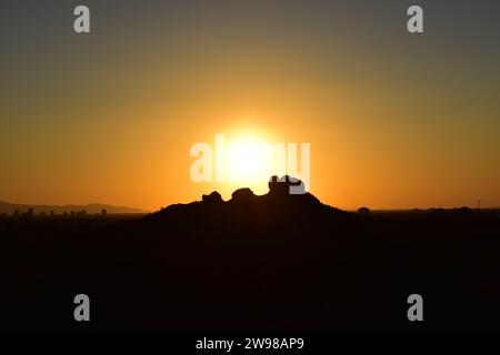 Coucher de soleil sur la silhouette des rochers de grès à Phoenix, Arizona Banque D'Images