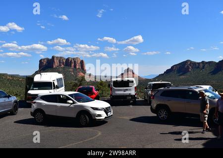 Voitures garées dans le parking de la Chapelle de la Sainte Croix à Sedona Banque D'Images