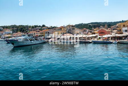 Gaios, Grèce - 20 août 2023. Le port de Gaios, la capitale de l'île grecque de Paxos, à proximité de l'île de Corfou, Grèce Banque D'Images