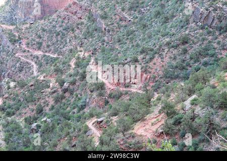 Vue sur le Bright Angel Trail qui serpente dans le Grand Canyon depuis le plateau sud Banque D'Images