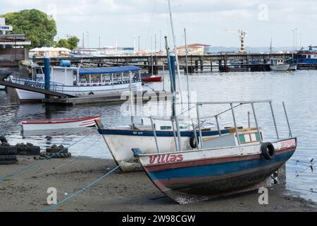 Salvador, Bahia, Brésil - 18 janvier 2015 : plusieurs bateaux ancrés dans le port maritime de Ribeira dans la ville de Salvador, Bahia. Banque D'Images