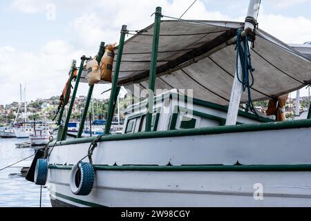 Salvador, Bahia, Brésil - 18 janvier 2015 : plusieurs bateaux ancrés dans le port maritime de Ribeira dans la ville de Salvador, Bahia. Banque D'Images