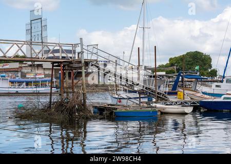 Salvador, Bahia, Brésil - 18 janvier 2015 : plusieurs bateaux ancrés dans le port maritime de Ribeira dans la ville de Salvador, Bahia. Banque D'Images