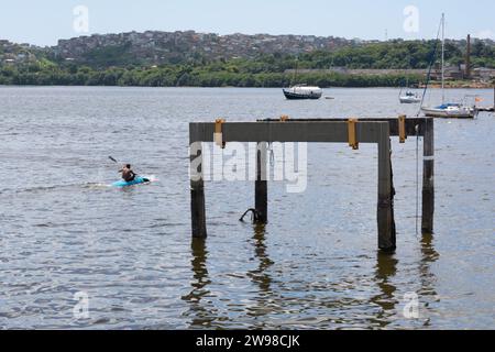 Salvador, Bahia, Brésil - 18 janvier 2015 : vue des bateaux ancrés dans le port maritime de Ribeira dans la ville de Salvador, Bahia. Banque D'Images