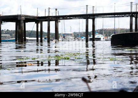 Salvador, Bahia, Brésil - 18 janvier 2015 : plusieurs bateaux ancrés dans le port maritime de Ribeira dans la ville de Salvador, Bahia. Banque D'Images