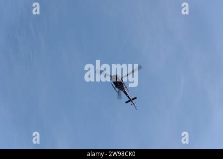 Salvador, Bahia, Brésil - 26 avril 2019 : un hélicoptère de la police militaire survole la plage de Jaguaribe dans la ville de Salvador, Bahia. Banque D'Images