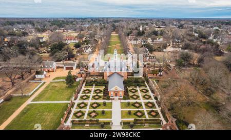 Vue aérienne du palais du gouverneur avec des jardins luxuriants et des arbres à Colonial Williamsburg en Virginie Banque D'Images