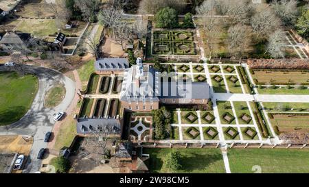 Vue aérienne du palais du gouverneur avec des jardins luxuriants et des arbres à Colonial Williamsburg en Virginie Banque D'Images