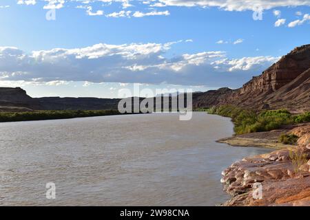 La Green River vue de la rive à côté du Crystal Geyser à Green River, Utah Banque D'Images