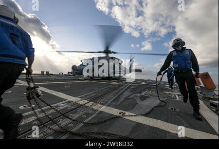 Marins à bord du destroyer de missiles guidés de classe Arleigh Burke USS Dewey (DDG 105), dans la mer des Philippines le 14 décembre 2023. Photo de Greg Johnson Banque D'Images