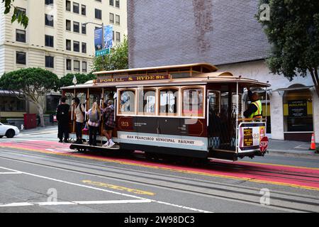 Un téléphérique transportant des gens et conduisant jusqu'à Powell Street dans le centre de San Francisco Banque D'Images