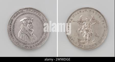 Premier centenaire du retour de Jean Calvin à Genève, Sebastian Dadler, médaille d'histoire 1641 Médaille d'argent. Avant : homme de poitrine à l'intérieur du bord décoratif et de l'affichage. Revers : la célébrité ailée se tient le pied sur la pierre avec l'inscription 'Virtus' au milieu des buissons de fleurs, tandis qu'elle souffle sur Bazuin et tient le livre ouvert dans une main différente dans un changement. Dresde argent (métal) frappant (travail des métaux) Genève Banque D'Images