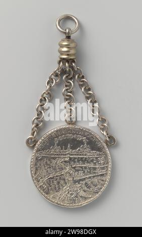 Relief de Leiden, Dirk Jacobsz., médaille d'histoire 1574 Médaille d'argent à trois chaînes et bague de transport. Front : siège de Jérusalem par le roi d'Assyrie, dont les soldats du camp de tentes fuient pour un ange avec l'épée tirée dans le changement. Revers : vue de la ville de Leiden au-dessus de la carte avec fortifications et retraite des assiégeants dans Kerschrift. Dordrecht argent (métal) frappe (travail du métal) la nuit, un ange du Seigneur décime le camp assyrien : 185,000 soldats sont tués. vue sur la ville en général ; 'veduta'. Mettre l'ennemi à voler Leiden Banque D'Images