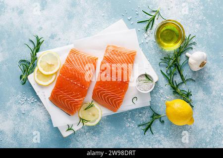 Saumon. Filet de poisson de saumon cru frais avec des ingrédients de cuisine, des herbes et du citron, vue de dessus Banque D'Images
