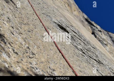 Corde d'escalade reposant contre la paroi rocheuse de granit d'El Capitan dans la vallée de Yosemite Banque D'Images