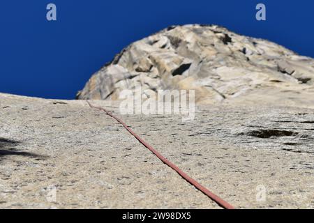 Corde d'escalade reposant contre la paroi rocheuse de granit d'El Capitan dans la vallée de Yosemite Banque D'Images