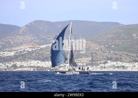 Bodrum, Turquie. 02 décembre 2023 : les voiliers naviguent par temps venteux dans les eaux bleues de la mer Égée, sur les rives de la célèbre destination de vacances Banque D'Images
