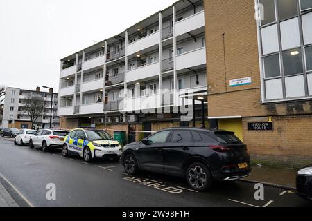 Une vue de Spenlow House à Jamaica Road, Bermondsey, au sud-est de Londres, où une femme de 22 ans est morte d'une blessure par arme blanche la veille de Noël. Un garçon de 16 ans a été arrêté pour meurtre. Date de la photo : lundi 25 décembre 2023. Banque D'Images